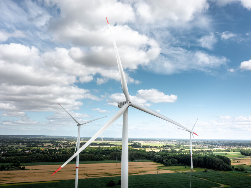 Luftaufnahme des CC4E Windparks Curslack bei Hamburg mit fünf Windenergieanlagen für bis zu 11.000 Haushalte.