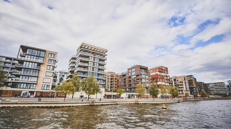 Grasbrook-Häuserzeile in HafenCity mit Elbe im Vordergrund