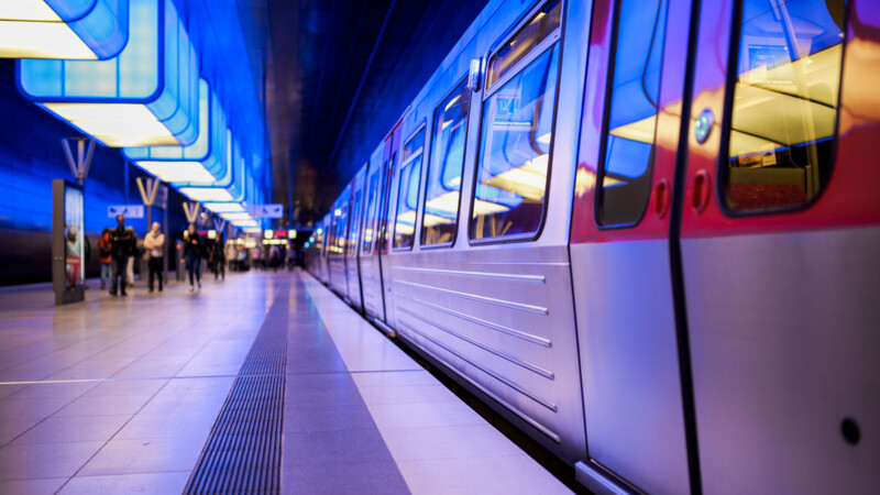 Hamburger U-Bahn an der Haltestelle Hafencity