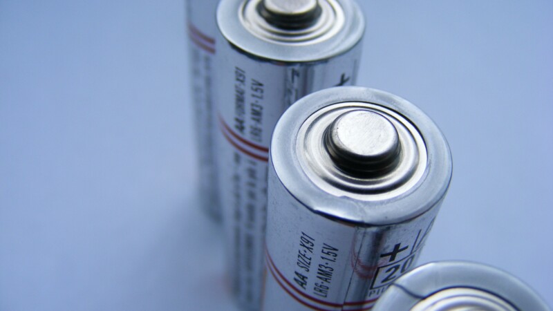 Vier Batterien stehen nebeneinander