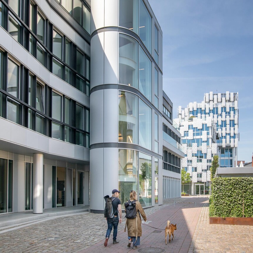 Spaziergang vor einem Bürogebäude in der Schützenstraße in Hamburg