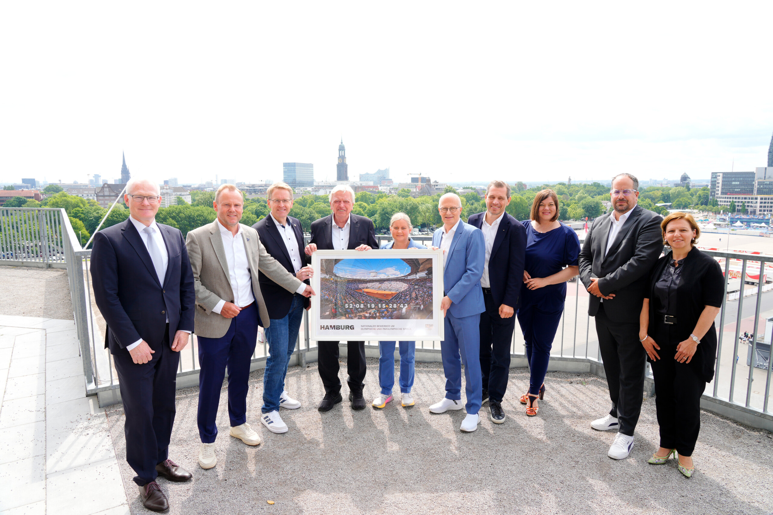 Handing over the Olympic application to the DOSB: Thomas Arnold, Andy Grote, Daniel Guenther, Volker Bouffier, Kerstin Holze, Peter Tschentscher, Michael Mronz, Katharina Fegebank, Stephan Brause, Katrin Grafarend (from left)