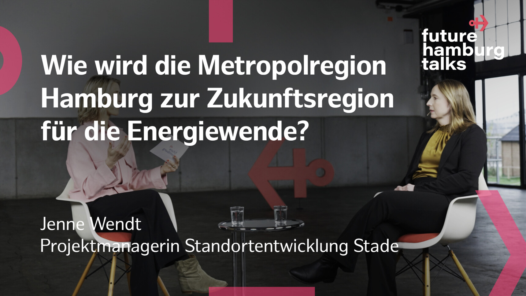 Zwei Frauen im Gespräch bei Future Hamburg Talks über die Energiewende in der Metropolregion Hamburg.
