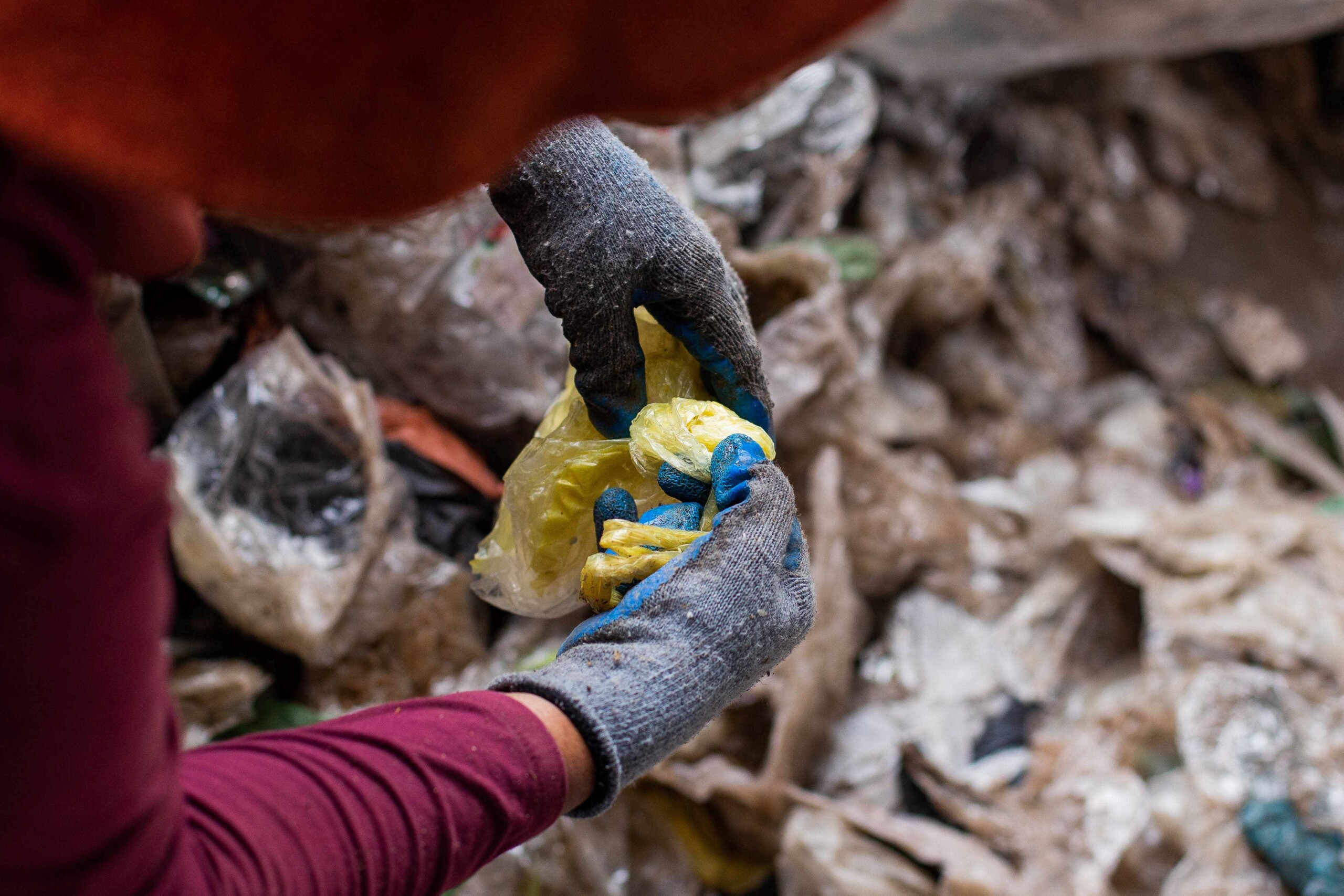 Sorting plastic waste manually for Wildplastic