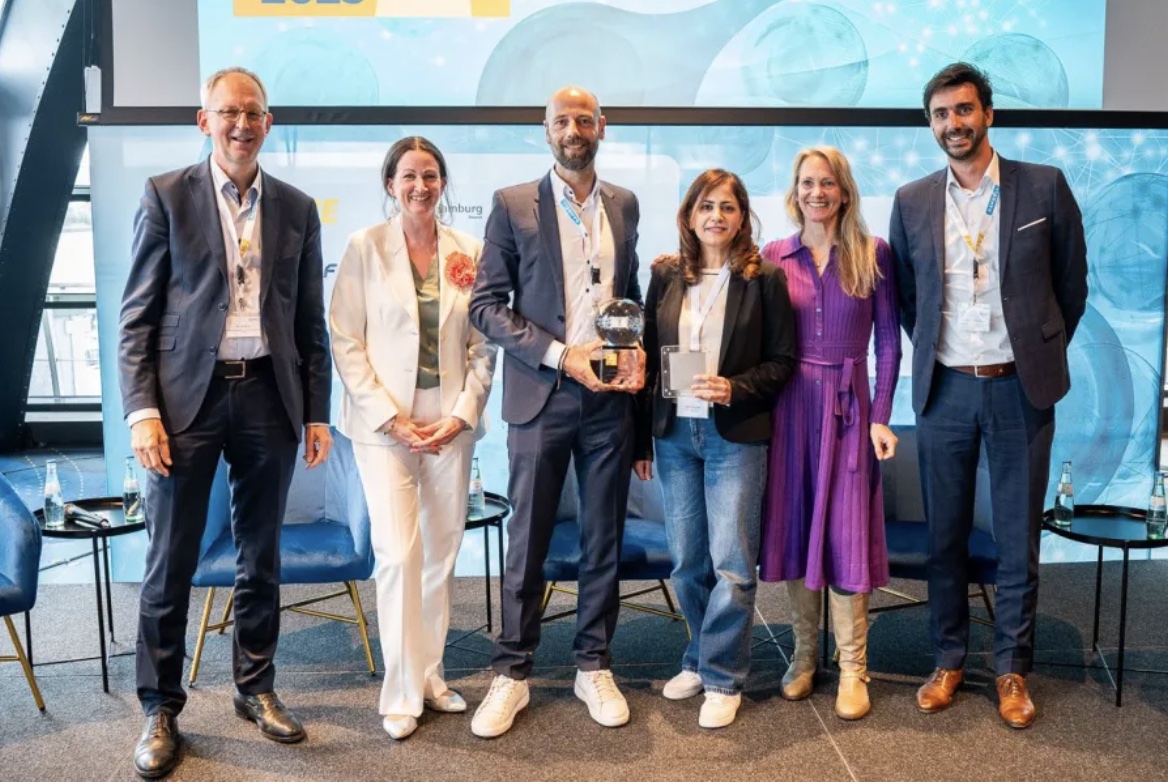 Elementarhy, represented by Arne Birth and Zahra Nasri (centre), wins the H2-Age Award 2025