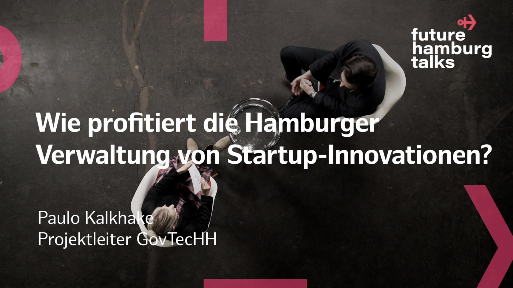 Zwei Personen im Gespräch bei Future Hamburg Talks zum Thema Startup-Innovationen in der Hamburger Verwaltung.