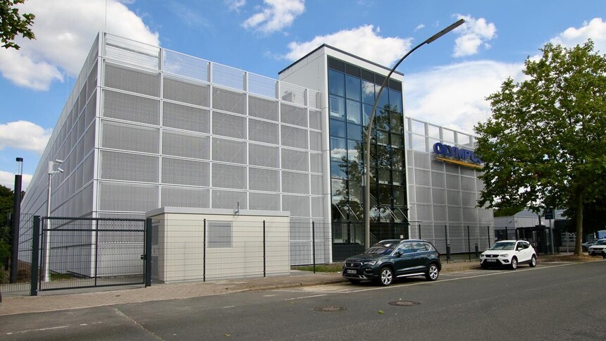 At the Rahlau commercial and industrial location, there are numerous examples of efficient use of commercial space, such as the parking garage and the main building of Olympus.
