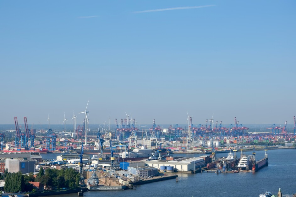 Hamburg's Energy Transition: Integrating Gas, Electricity, and Hydrogen Networks