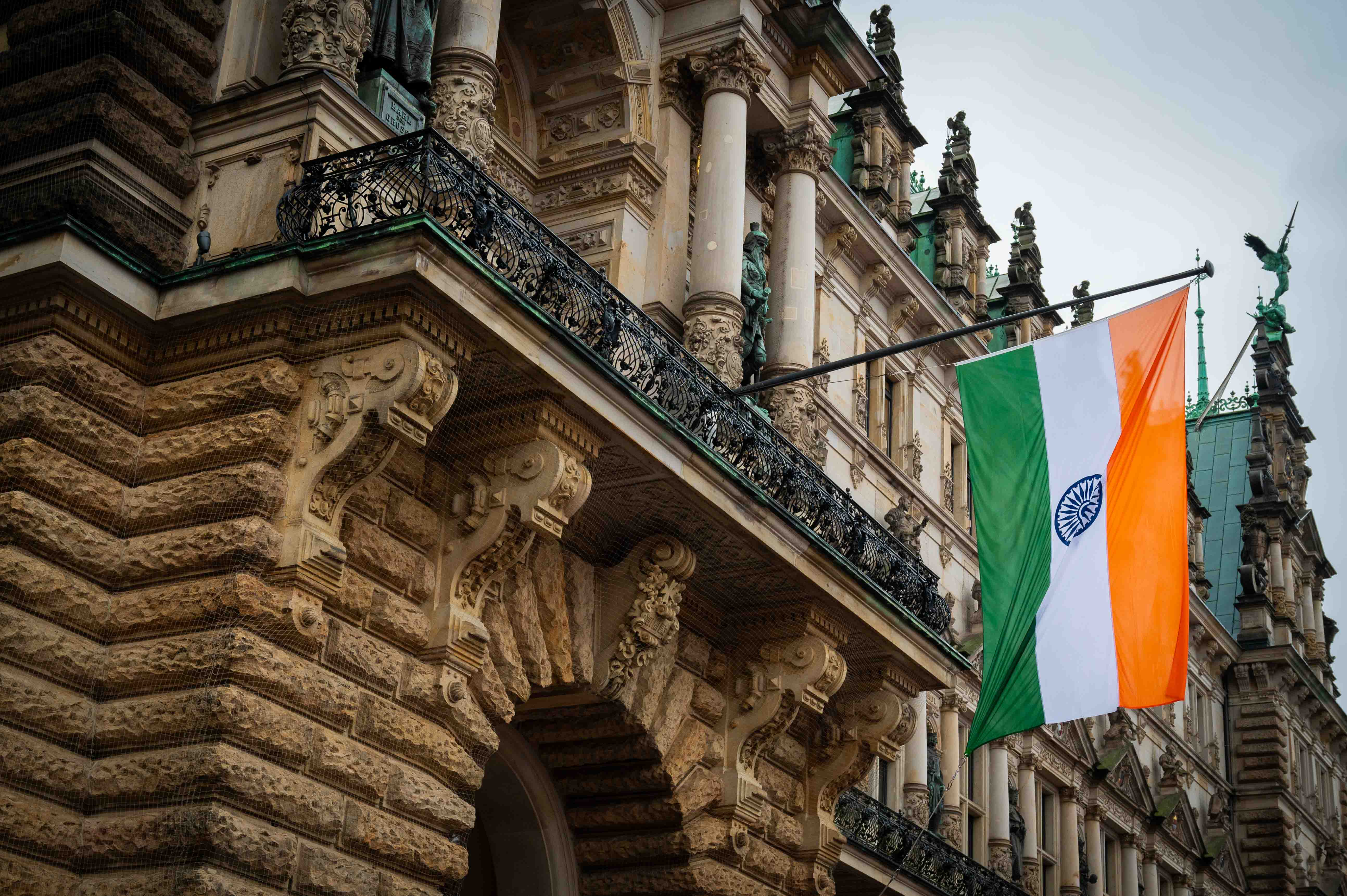 India Week Hamburg 2023: am Hamburger Rathaus hängt die indische Flagge