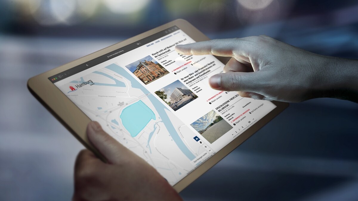 Tablet mit interaktiver Karte der Industriestandorte