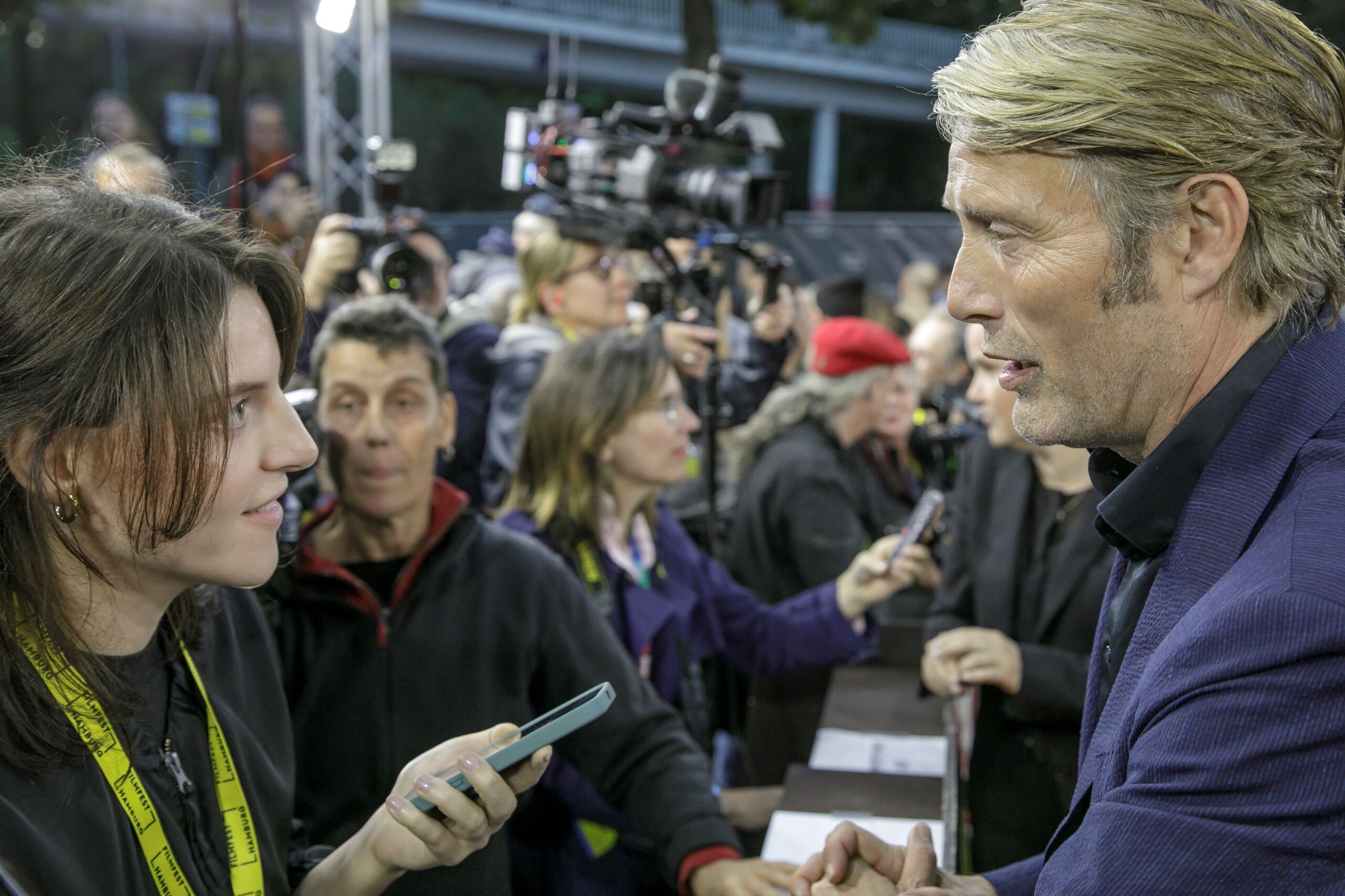 Der dänische Schauspieler Mads Mikkelsen im Gespräch mit Reporterin