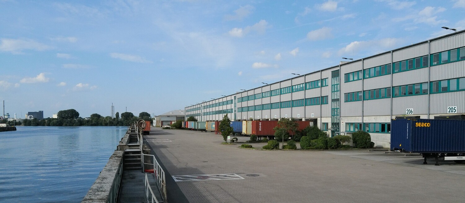 Warehouses and containers located directly on the edge of the harbour 