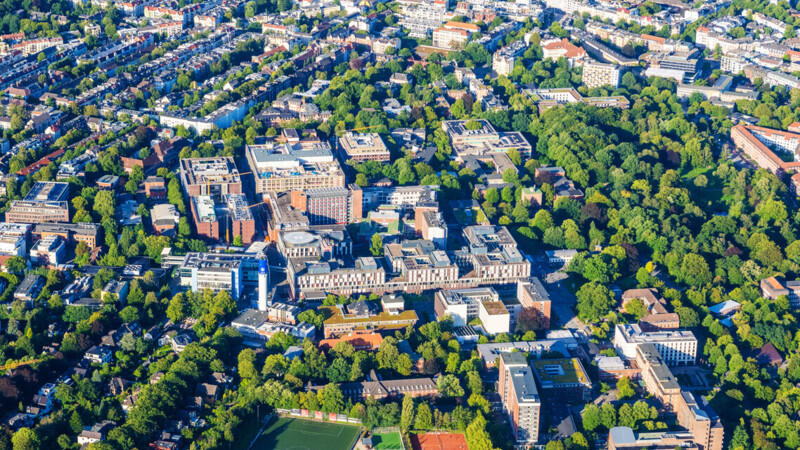 Luftaufnahme des Universitätsklinikum Eppendorf, ein großer Gebäudekomplex mit mehreren Bauten umrahmt von Bäumen