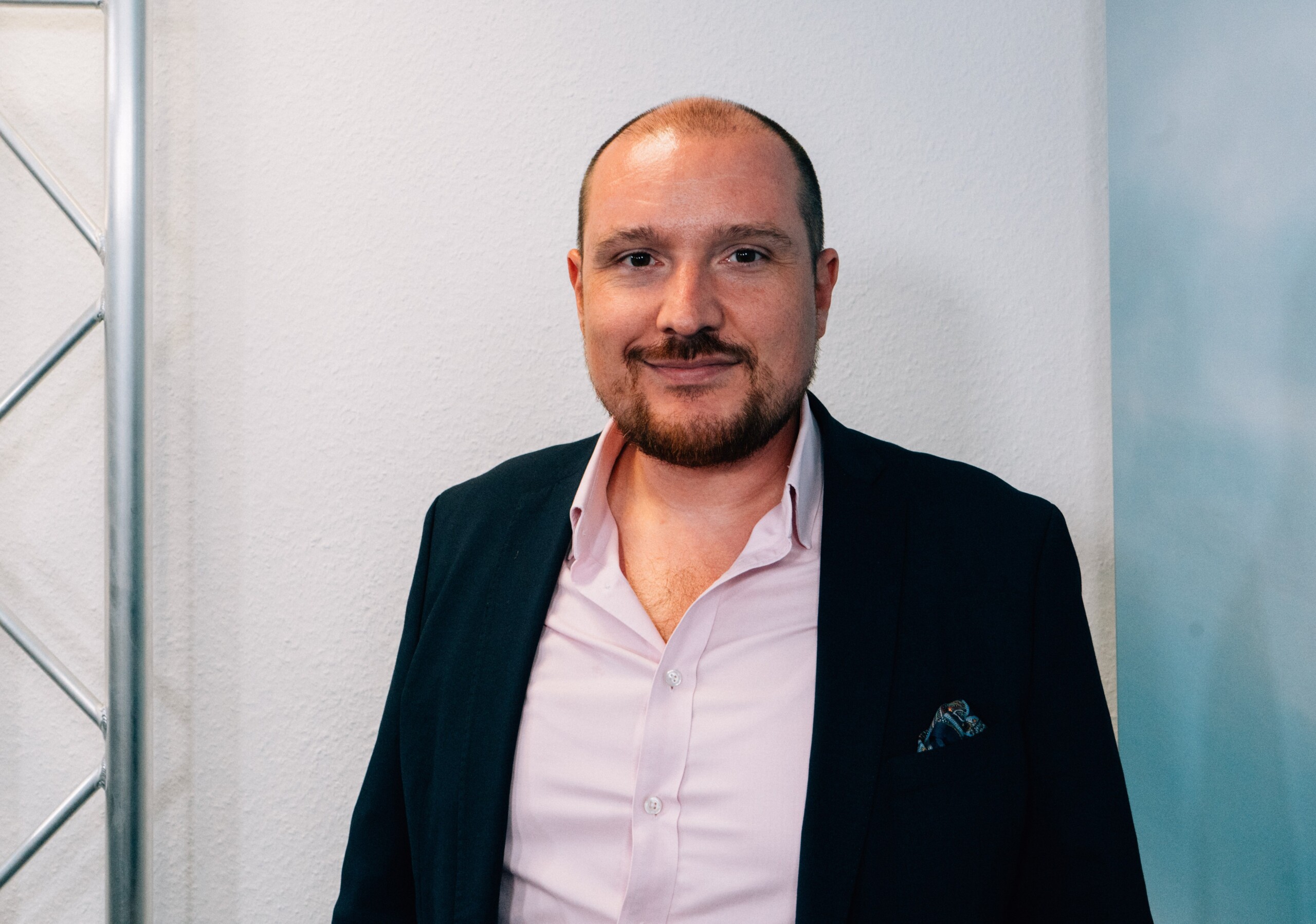 Photo of Dr Alexander Motzek  in front of a white wall