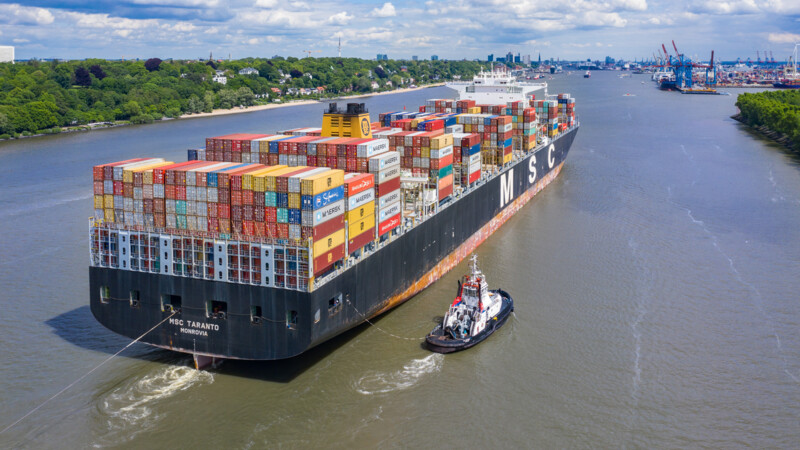 Containerschiff steuert Hamburger Hafen an