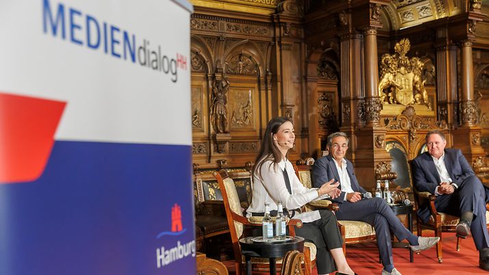 Diskussionsrunde zwischen Moderatorin Pinar Atalay, Publizist Navid Kermani und Senator Carsten Brosda beim Mediendialog 2025