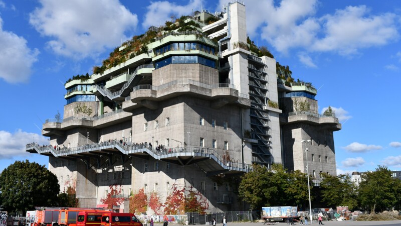 Der Grüne Bunker: Den ursprüngliche Betonkorpus umrundet ein begrünter Bergpfad, der hinauf zu den ebenfalls begrünten 5 Geschossen führt