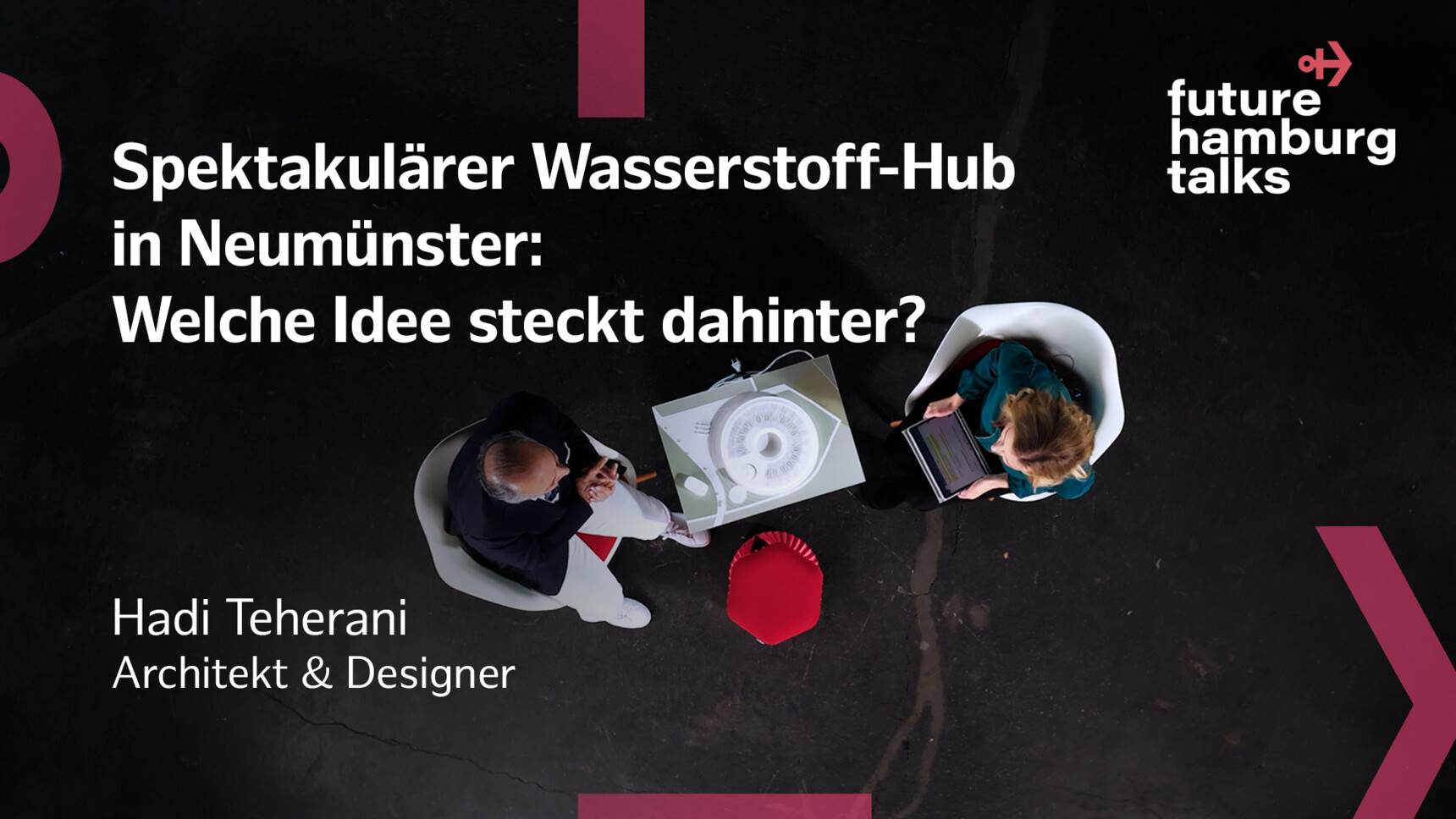 Zwei Personen diskutieren über ein Architekturmodell zum Wasserstoff-Hub in Neumünster bei future hamburg talks.