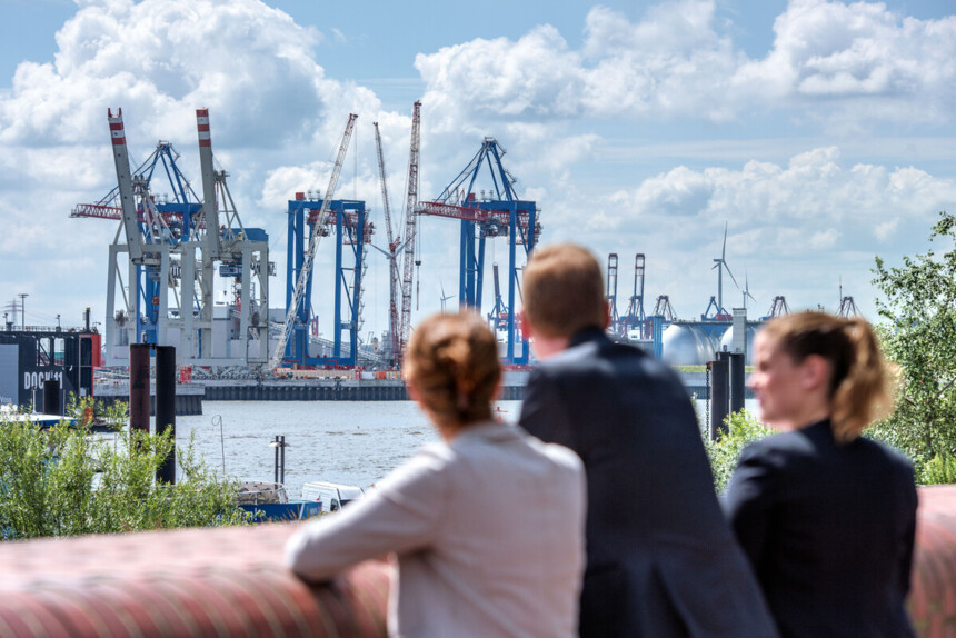 Hamburg Business mit Blick auf die Krähne am Hamburger Hafen