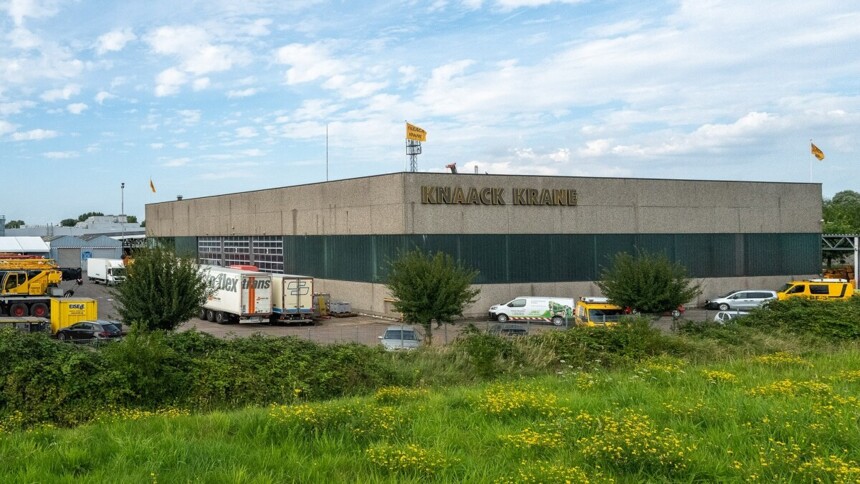 Production hall and premises of Kranvermeitung Knaack GmbH in Hamburg-Wilhelmsburg