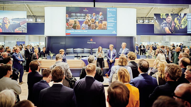 Menschen bei einer Podiumsdiskussion auf der Expo Real im letzten Jahr.