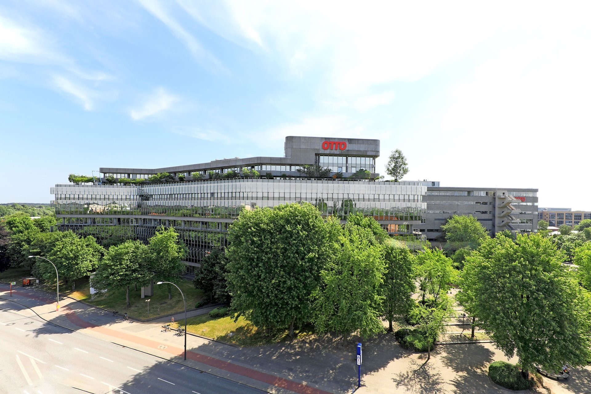 Die Otto Group Firmenzentrale in Hamburg. Ein großer Gebäudekomplex aus Beton und Glas.