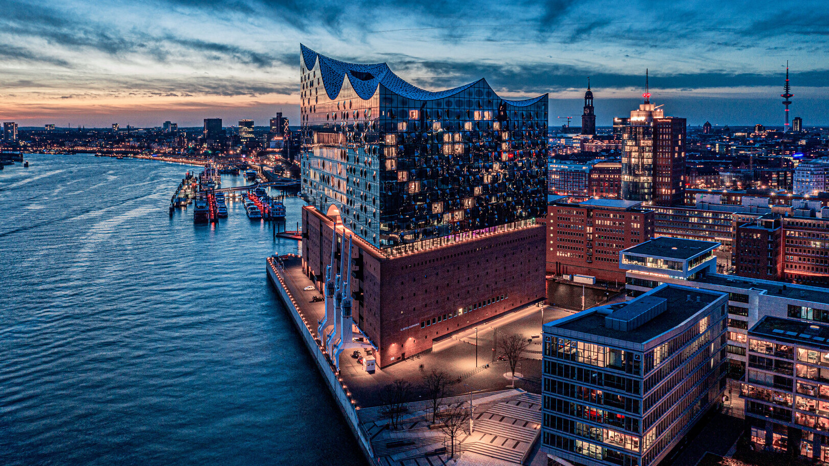 Hamburg Business informeirt über News zum Thema Innovation & Wissenschaft. Die Elbphilharmonie in Hamburg am Abend