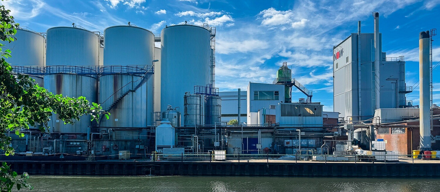 The premises of Nordische Oelwerke border directly on the water's edge.