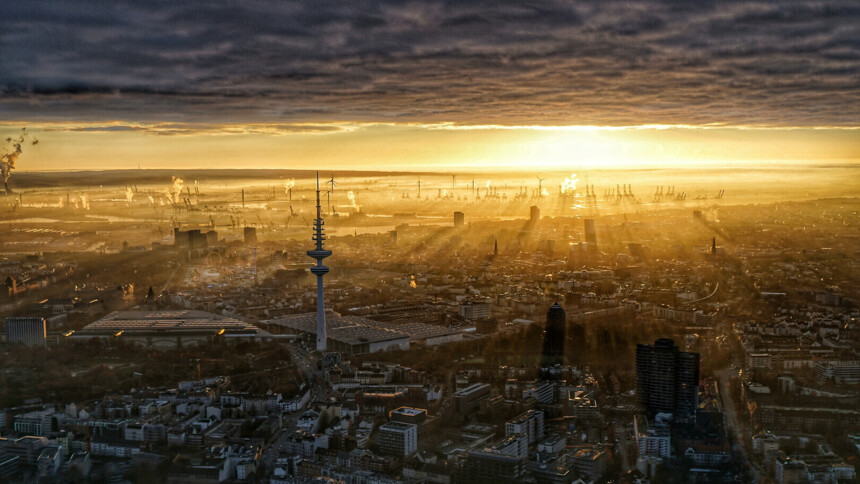Sonnenuntergang bei Hamburg: Hamburg als geeigneter Ort für neue Ansiedlungen