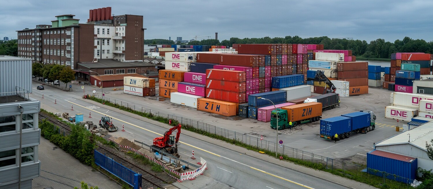 Site with a large number of freight containers and lorries in the Veddel district