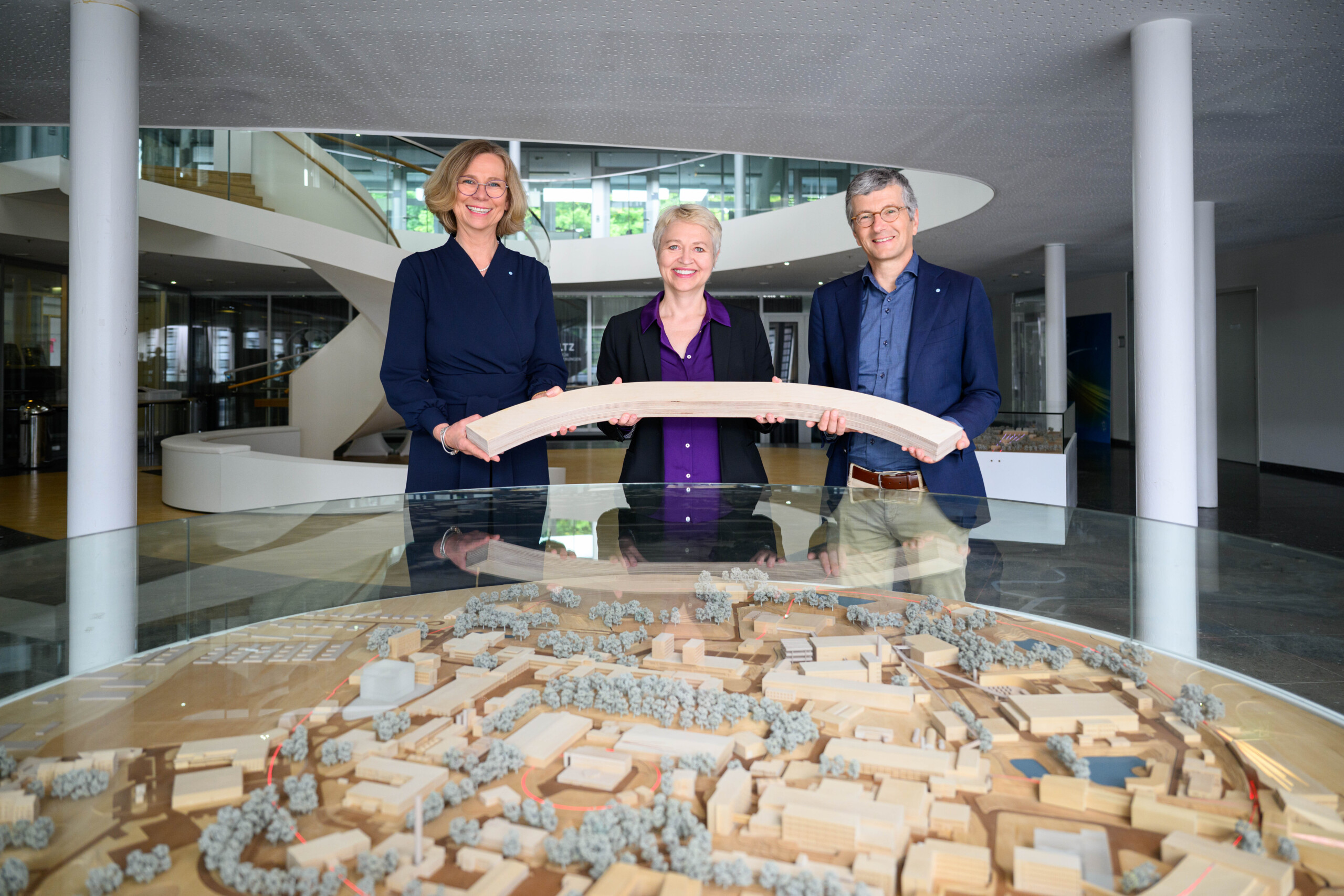 A 600-metre-long experimental hall (see above image) is being built for Petra IV. Britta Redlich, Beate Heinemann and Wim Leemans (from left to right) present the model.