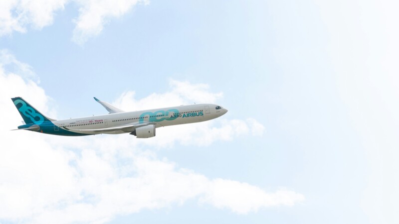 Flugzeug von Airbus fliegt am Himmel