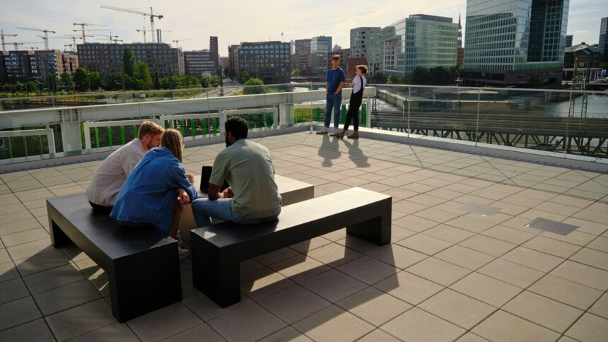 Meeting auf einer Dachterasse in Hamburg