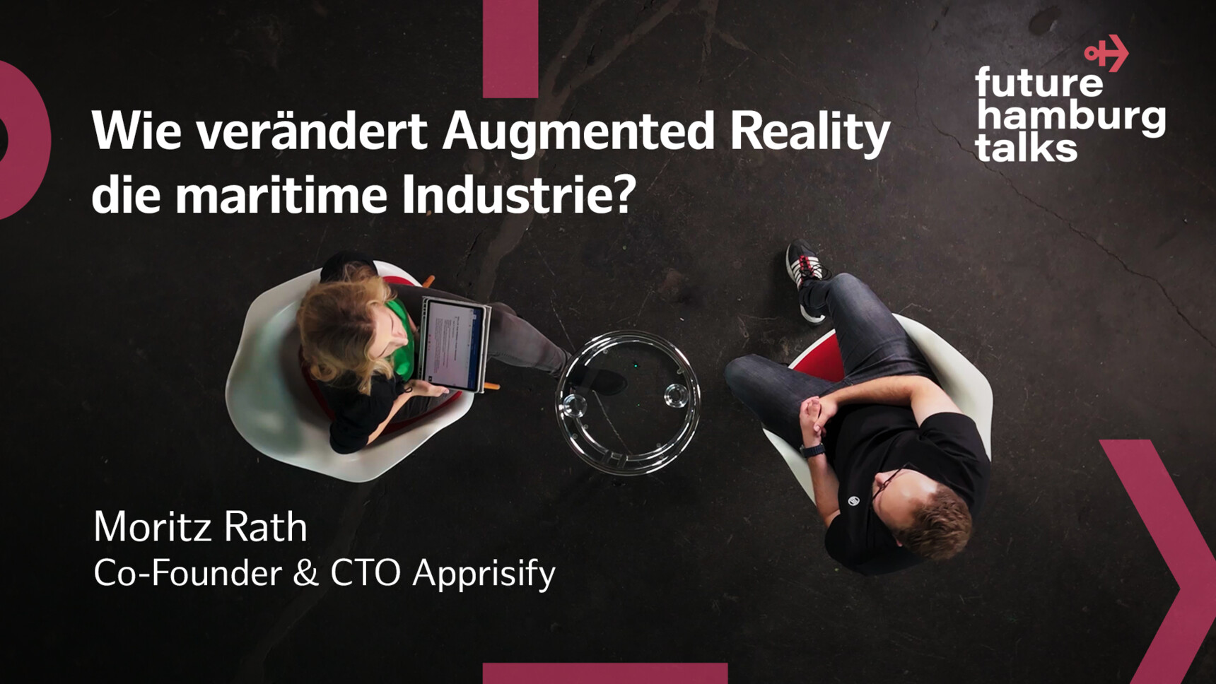 Zwei Personen im Gespräch über Augmented Reality und maritime Industrie bei future hamburg talks.