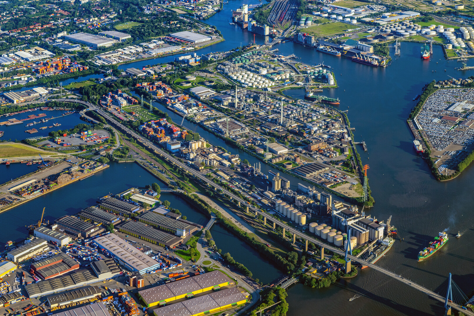 Luftaufnahme eines Ölwerks im Hafen Hamburg