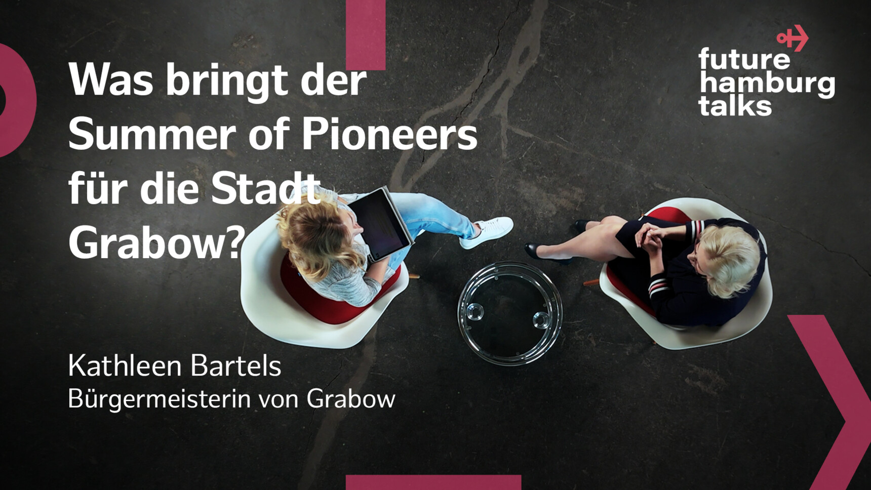 Zwei Frauen im Gespräch bei Future Hamburg Talks über den Summer of Pioneers in Grabow.