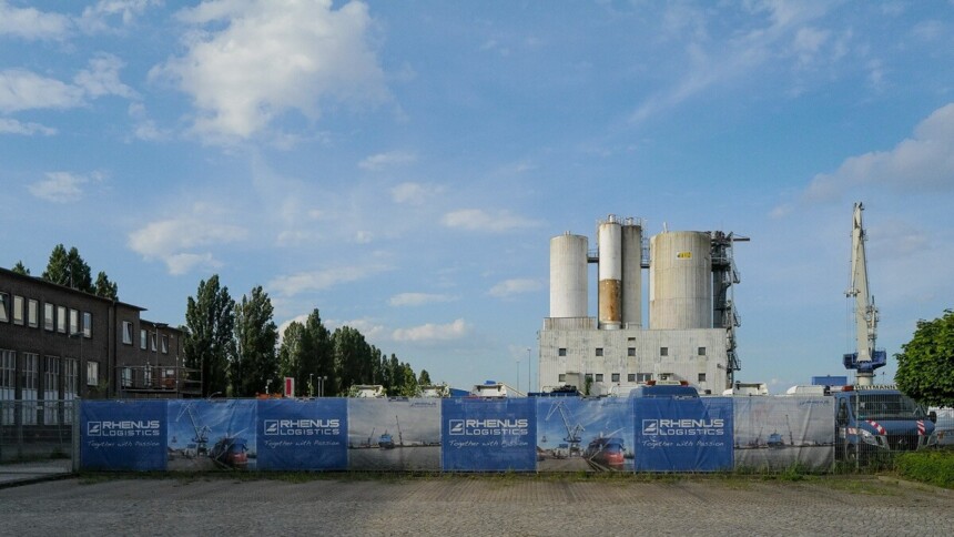 Large open space in the Harburg seaport area