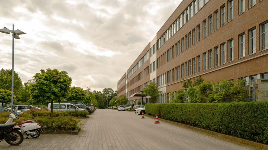 Four-story office building at the commercial location of eastern Harburg