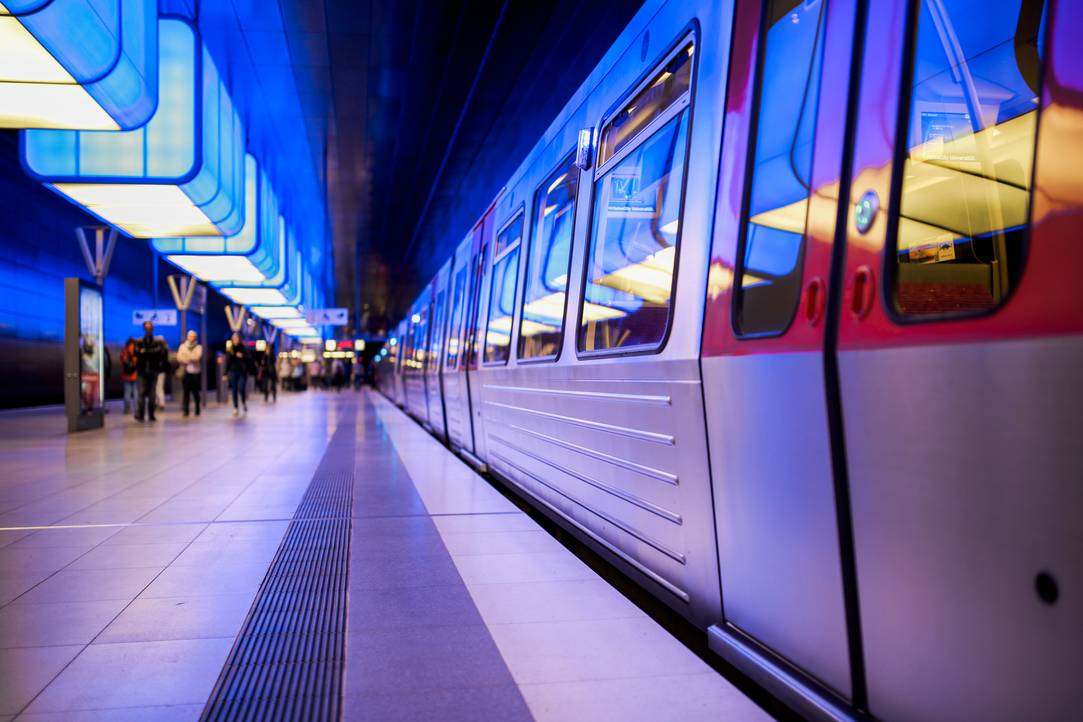 Hamburger U-Bahn an der Haltestelle Hafencity
