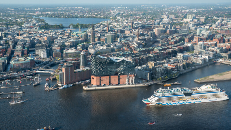 Luftaufnahme Hamburg mit Blick über die Elbe