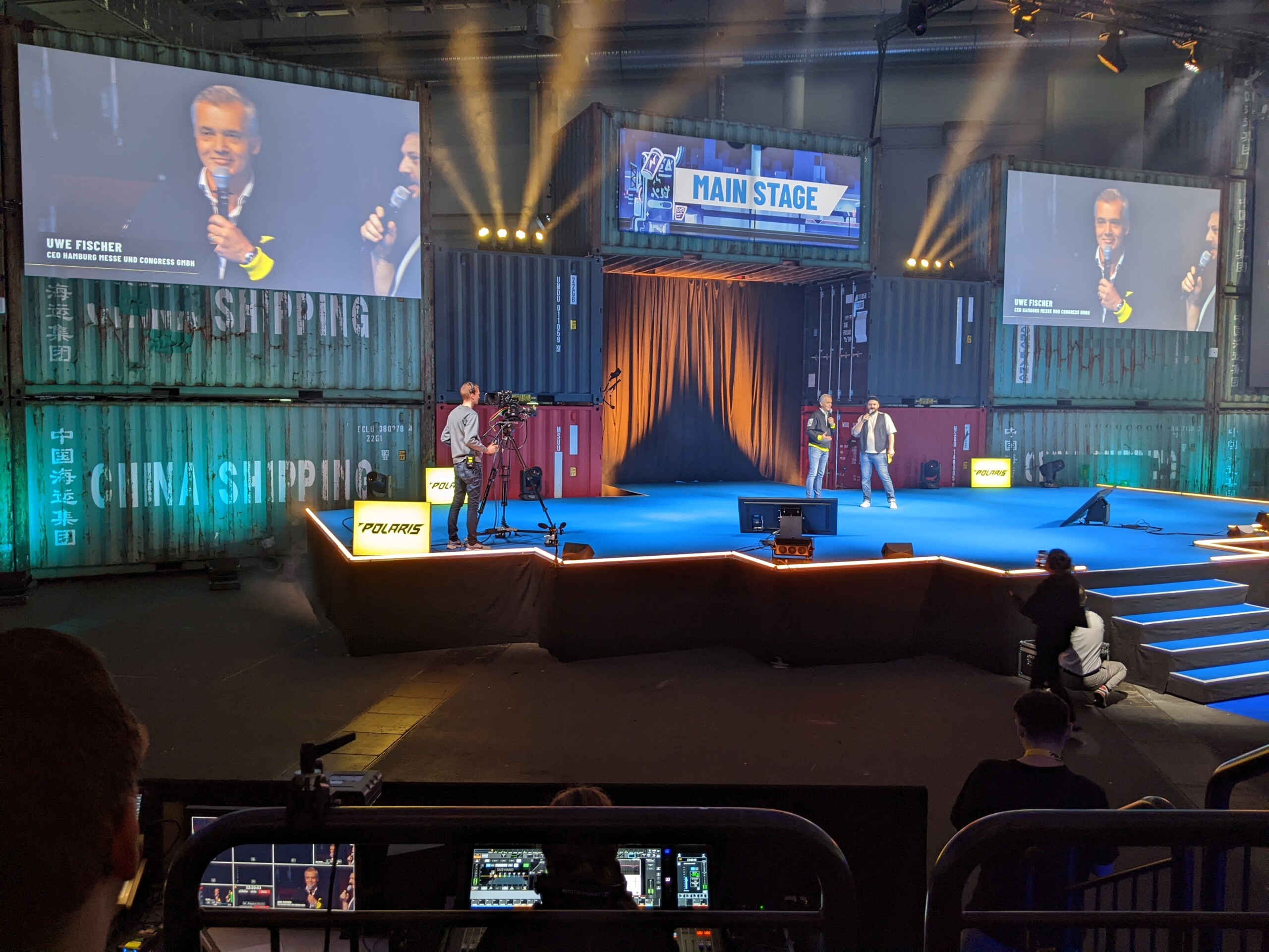 Uwe Fischer, Geschäftsführer der Hamburg Messe und Congress GmbH, und Gamer Fishcop auf der Hauptbühne der Polaris vor Kameras