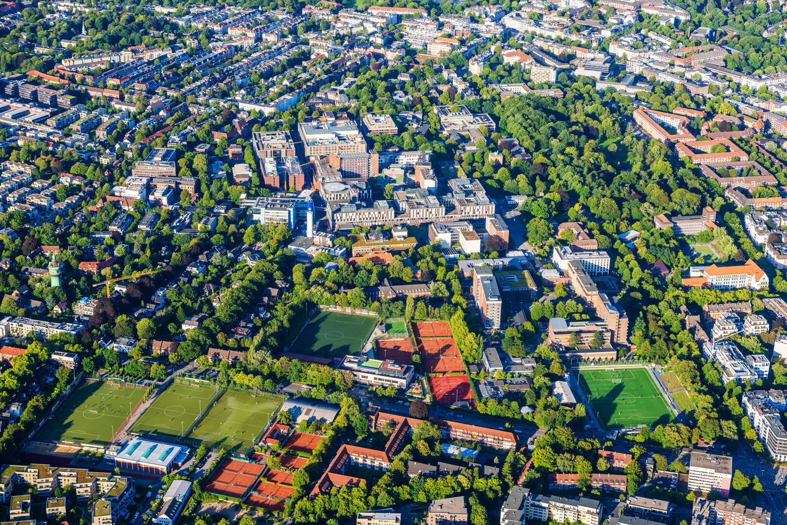 Luftaufnahme des Universitätsklinikum Eppendorf, ein großer Gebäudekomplex mit mehreren Bauten umrahmt von Bäumen