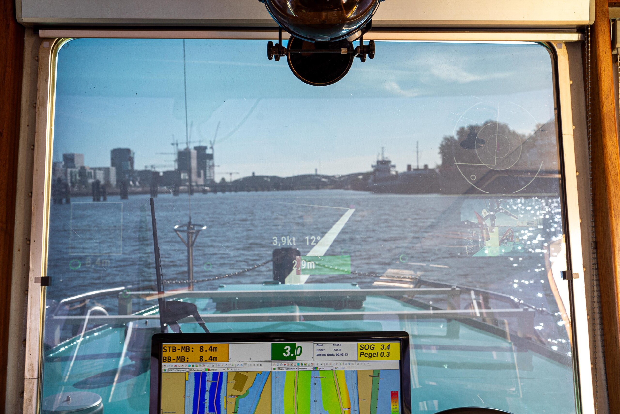 Blick vom Steuerhaus eines Schiffes mit Navigationsdisplay