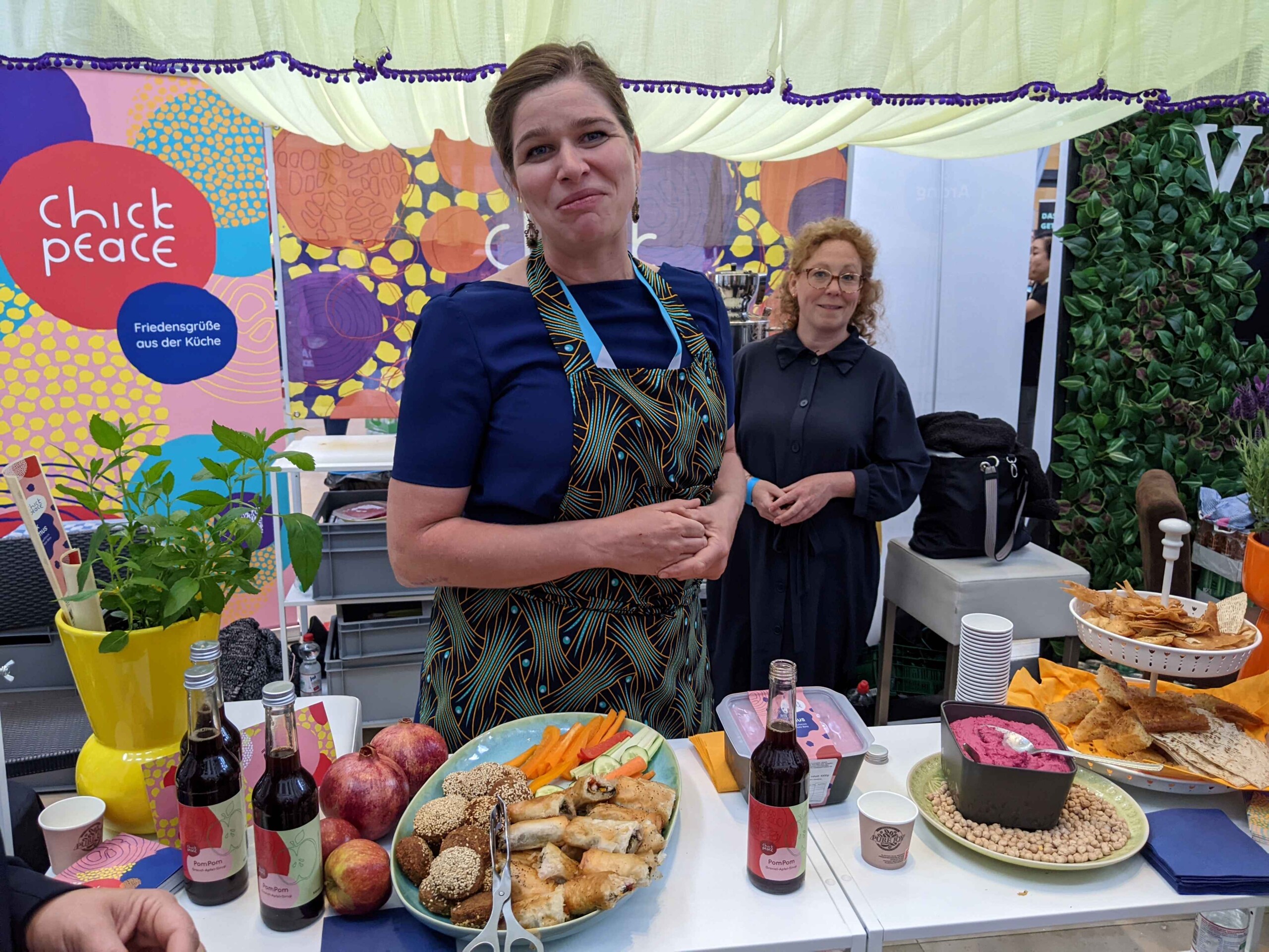 Antje de Vries am Chickpeace-Stand beim Food Innovation Camp