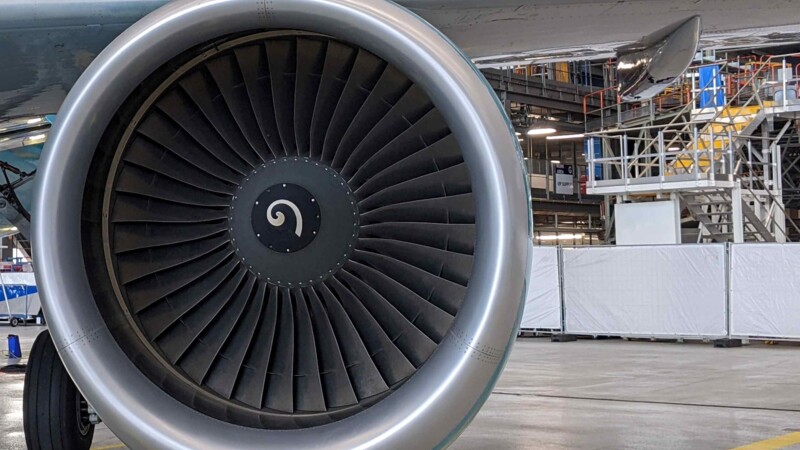 Triebwerksventilator eines Flugzeugs in einer Flugzeughalle.