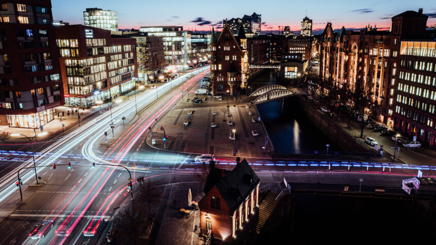 Hamurg Business: Mobilität und Verkehr. Die Speicherstadt bei Nacht von oben