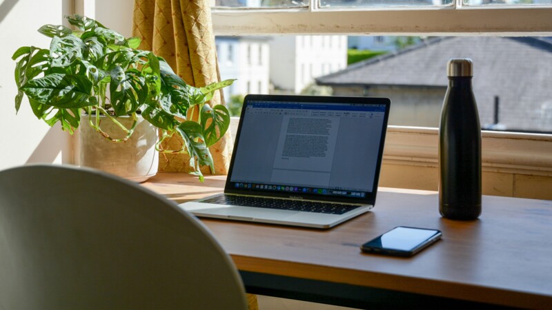 Homeoffice-Platz am Fenster