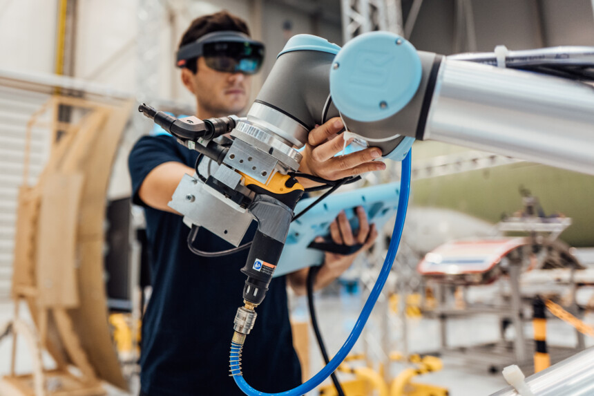 Innovationsparks Hamburg Mensch arbeitet am Roboterarm