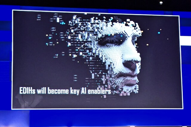 Digitale, aus Würfeln bestehende menschliche Gesichtsprojektion mit dem Text „EDIHs will become key AI enablers“.