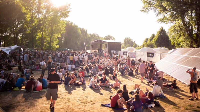Futur 2 Festivalgelände: Festivalbesucher im Hamburger Elbpark Entenwerder